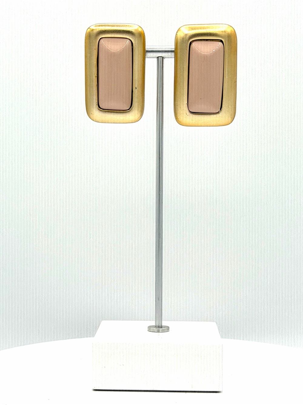 Retro Mid- Centuries to 80s Style Nude Pink & Brushed Gold Rectangular Earrings - Picture 4 of 5